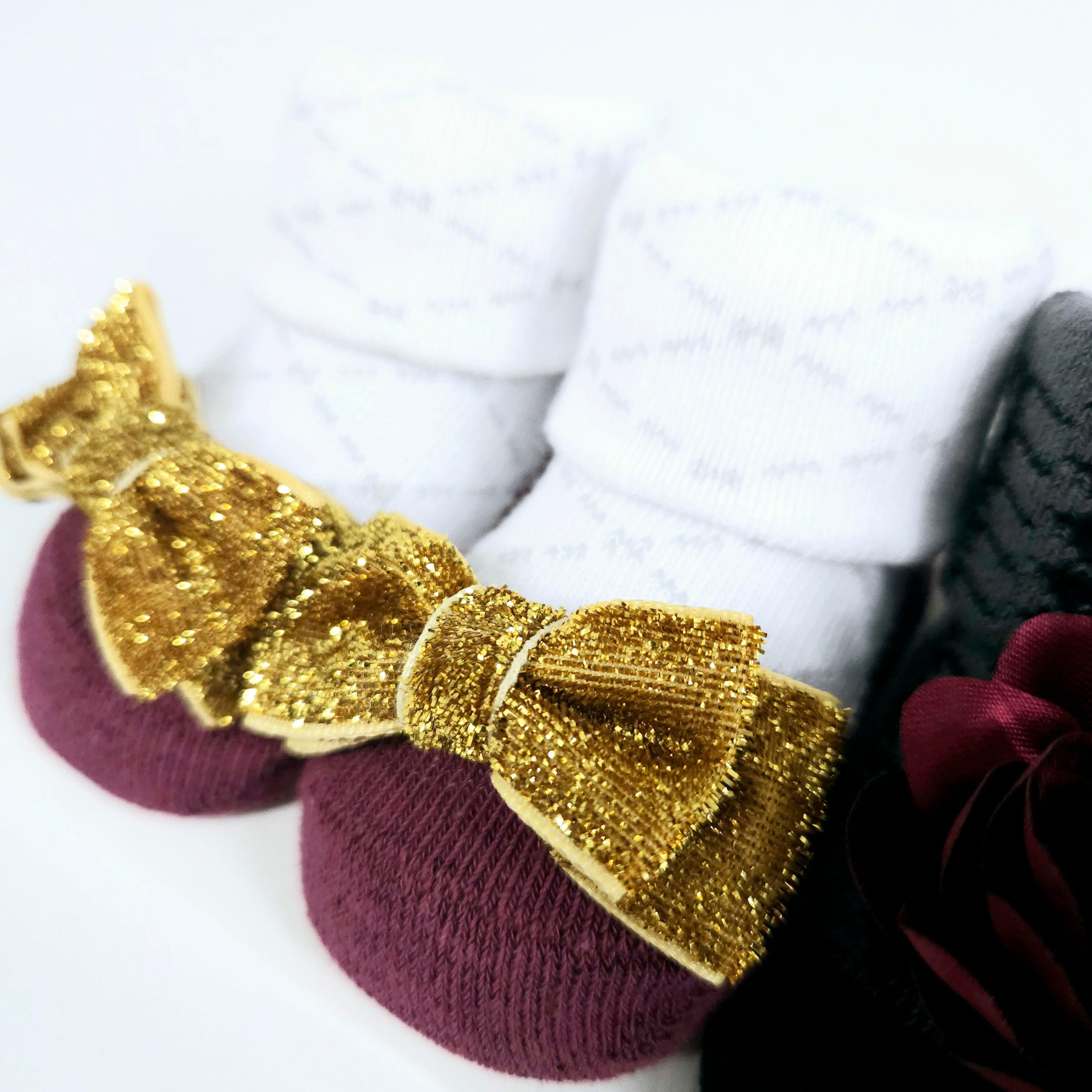 Adorable baby socks for girls – 3-pack of cozy, breathable socks with charming flower and bow accents, ideal for newborns, infants, and toddlers.
