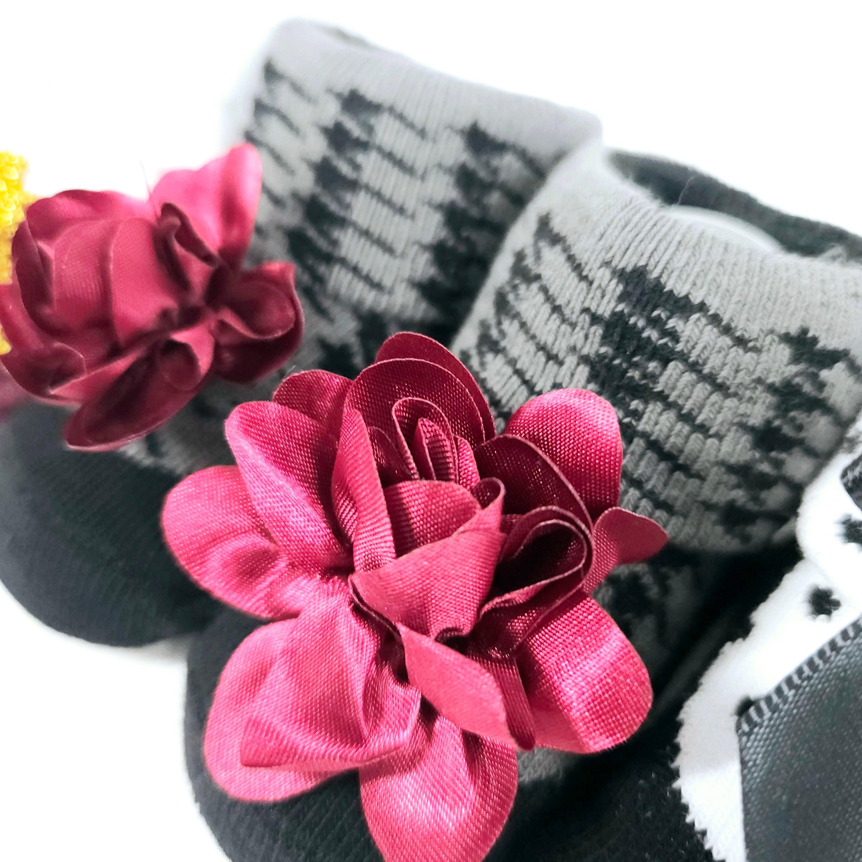 Cute baby girl socks with flowers and bows – 3 pairs of soft cotton-blend socks for infants and toddlers, featuring non-slip grips and stretchy comfort.