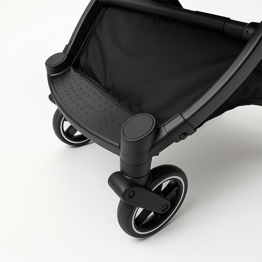 Safe and stylish infant car seat and stroller combo in black, combining comfort, function, and sleek aesthetics.